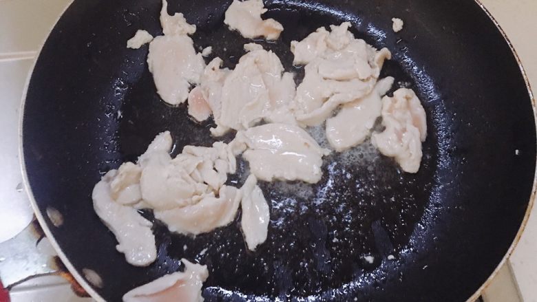 杏鲍菇炒肉片,锅里下少许油。放肉片炒至八分熟。