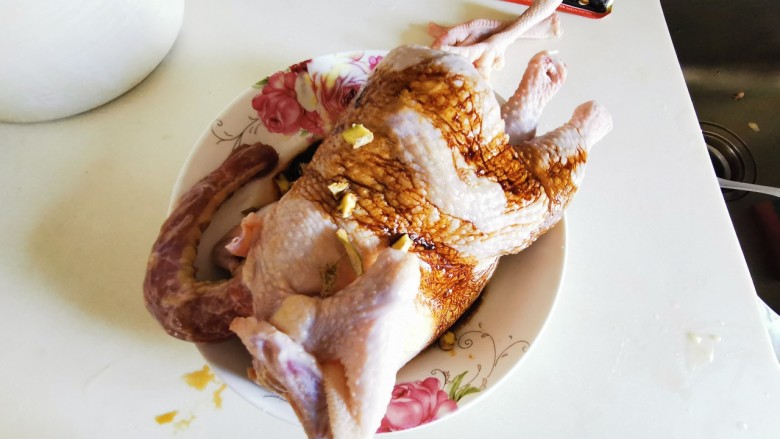 香飘满屋电饭锅鸡（简单版）,加入所有调味料，给鸡按摩1分钟，记得鸡肚里调味料一定要放够多，打包进冰箱保鲜层里腌几个小时。