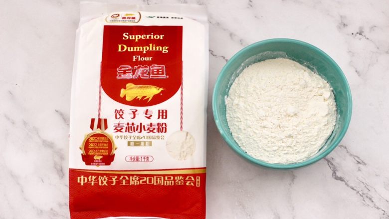 黄瓜青口肉鸡蛋饺子,把金龙鱼饺子专用麦芯小麦粉称重后，放入一个大一点的容器里。