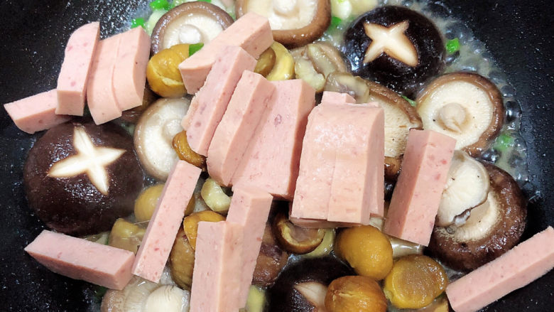 香菇板栗,再加入火腿条，慢慢翻炒，比较炒碎火腿。