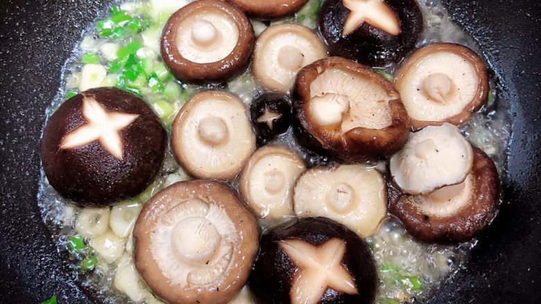 香菇板栗,加入香菇，翻炒均匀。