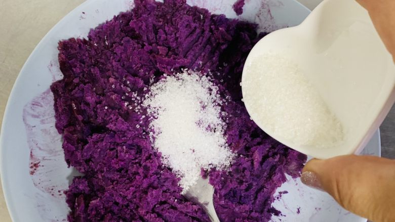 紫薯红枣糕🍰,加入白糖搅拌均匀至白糖溶化。