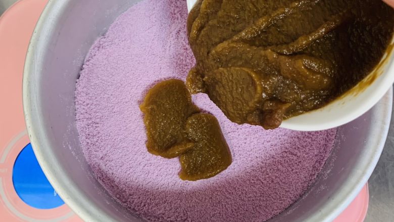 紫薯红枣糕🍰,将红枣泥倒入第一层粉的上面