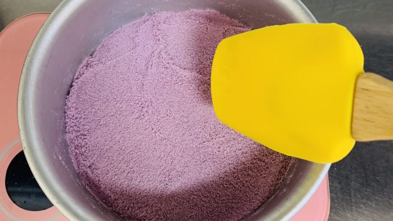 紫薯红枣糕🍰,用刮刀轻轻摊平
不要按压❗️不要按压❗️不要按压❗️