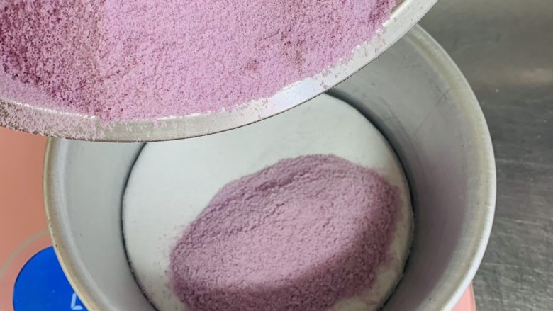 紫薯红枣糕🍰,将过好筛的紫薯粘米粉的一半倒入模具中，这是第一层。