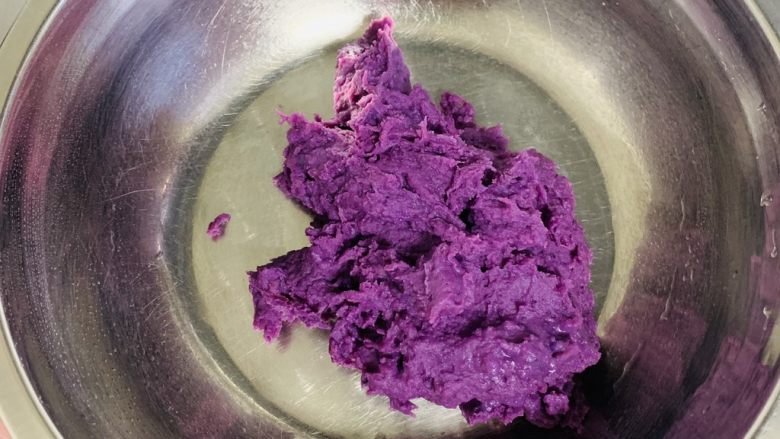 紫薯红枣糕🍰,搅拌好的紫薯泥放入盆中