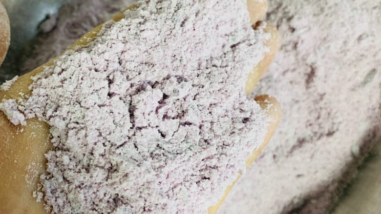 紫薯红枣糕🍰,双手对搓，让紫薯与粘米粉充分融合。
