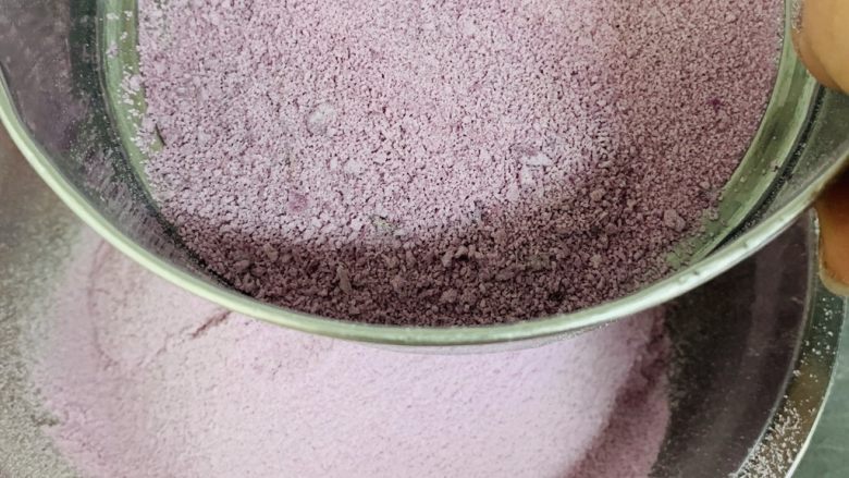 紫薯红枣糕🍰,过筛，这一步不能省略，要有耐心蛋糕的好吃，全在这个环节