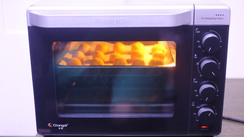 黄金柿子球,推入预热好的烤箱中，中层上下火180度烤15分钟即可。