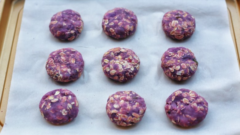 紫薯燕麦饼,用刮刀将紫薯球轻轻按扁。