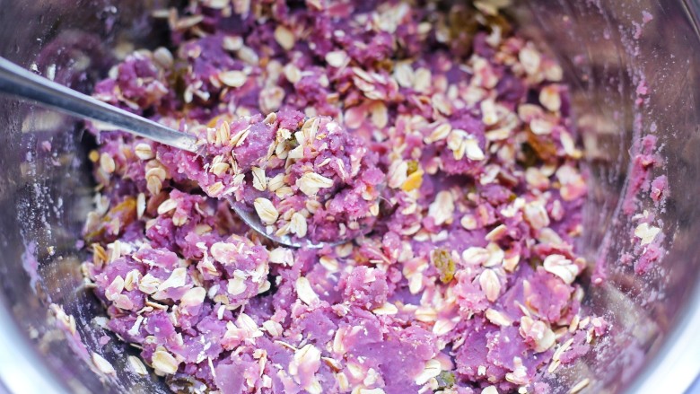 紫薯燕麦饼,翻拌均匀。