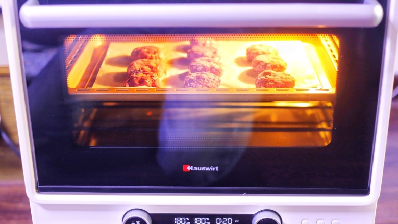 紫薯燕麦饼,推入预热好的烤箱，上下火中层180℃，烤20分钟就好了。