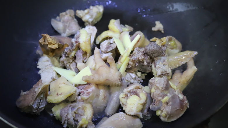 竹荪玉米鸡汤,炒锅中加入适量的油烧热，然后放入鸡块，姜丝大火爆香。