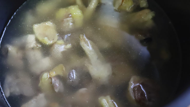 竹荪玉米鸡汤,将爆香后的鸡块换入炖锅中，加入适量的清水没过鸡块，大火烧开，水开后先用大火煮十分钟，然后转小火炖一小时。

