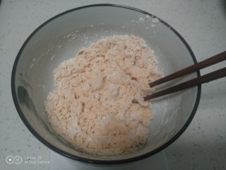 皮菜拌双色手擀面,面粉中加入适量胡萝卜汁，搅拌均匀