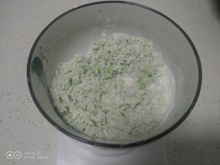 皮菜拌双色手擀面,面粉中放入适量皮菜汁，搅拌均匀