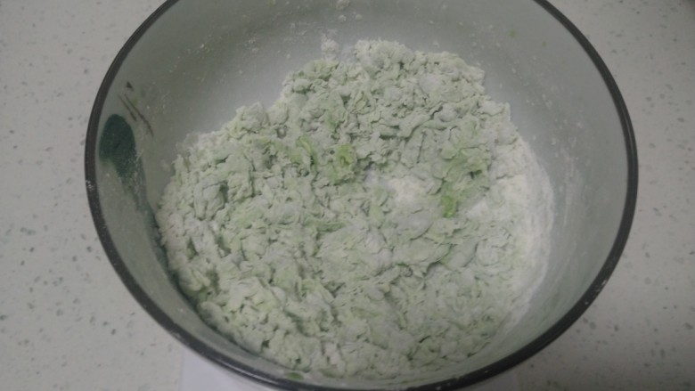 皮菜拌双色手擀面,面粉中放入适量皮菜汁，搅拌均匀