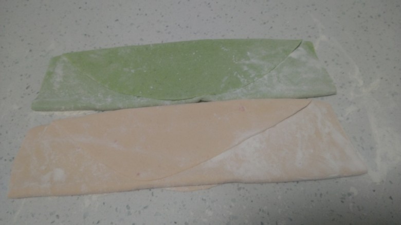 皮菜拌双色手擀面,分别擀成薄片，折叠起来