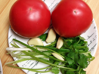番茄牛腩面,准备两个西红柿、小葱、蒜、香菜。