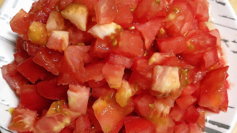 番茄牛腩面,将西红柿切成小块儿待用。