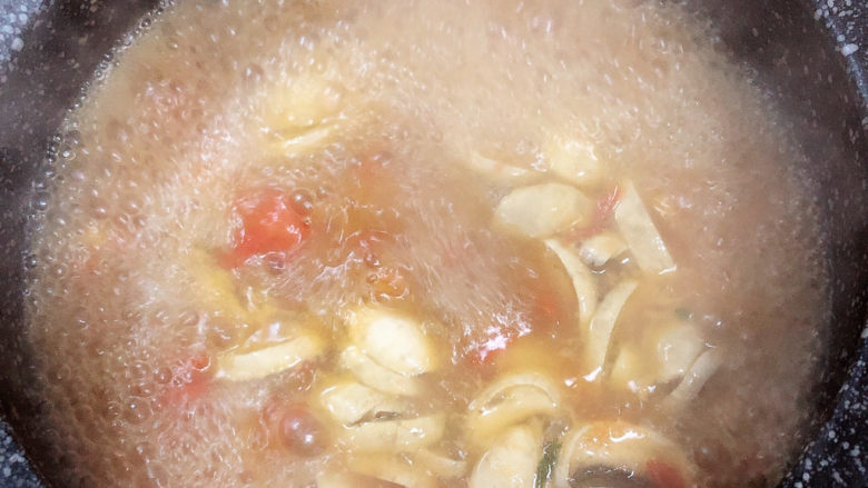 番茄牛腩面,将汤烧开，熬煮2分钟。