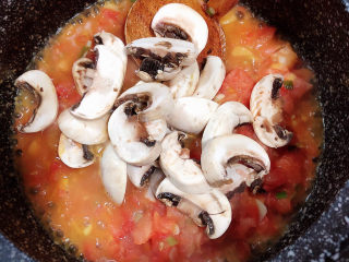 番茄牛腩面,放入口蘑，搅拌均匀。