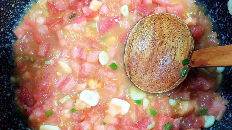 番茄牛腩面,西红柿丁逐渐被熬碎成汁。