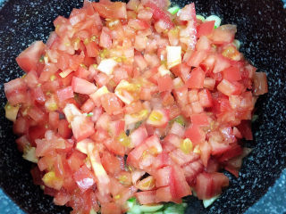 番茄牛腩面,再放入西红柿丁，翻炒均匀。