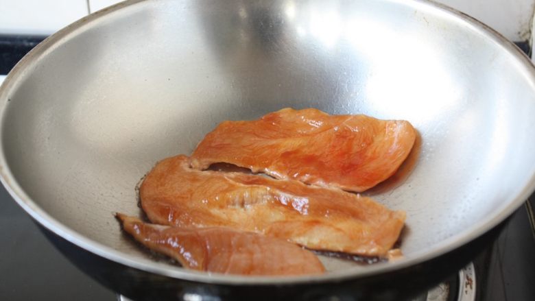 香煎鸡大胸嫩肉,起锅锅热，淋入少许的油，放入腌制好的鸡胸肉。