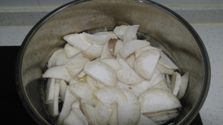 杏鲍菇炒肉片,锅中放入适量水，水开后放入杏鲍菇焯水30秒