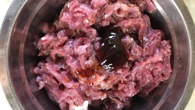 板栗猪肉鹌鹑蛋粽子,猪肉切细丝加入适量蚝油和酱油抓匀。