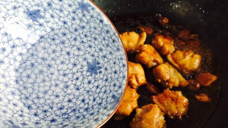 双椒炒鸡翅,加入适量的热水翻炒至熟