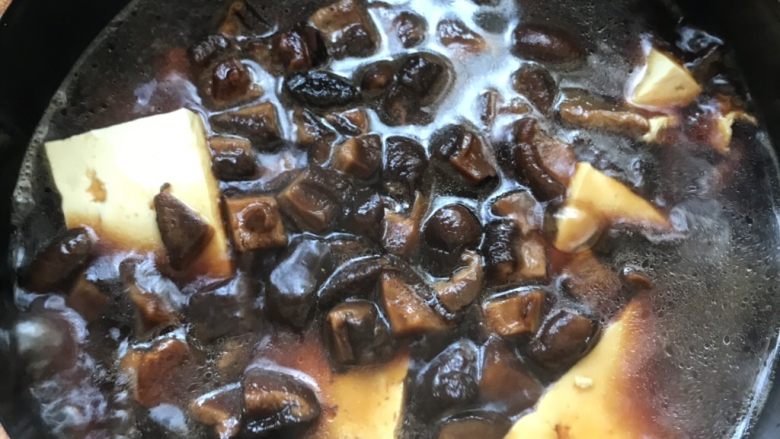 香菇焖豆腐,把煸炒好的香菇末倒入，进行焖煮4-5分钟。