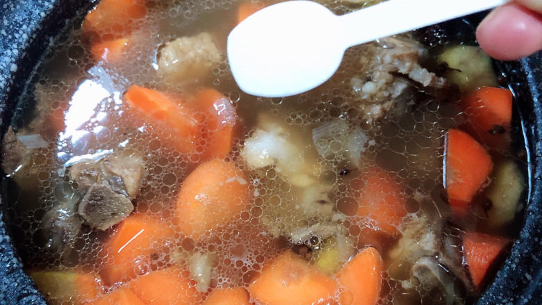 板栗排骨汤,放入盐，继续炖煮5分钟。