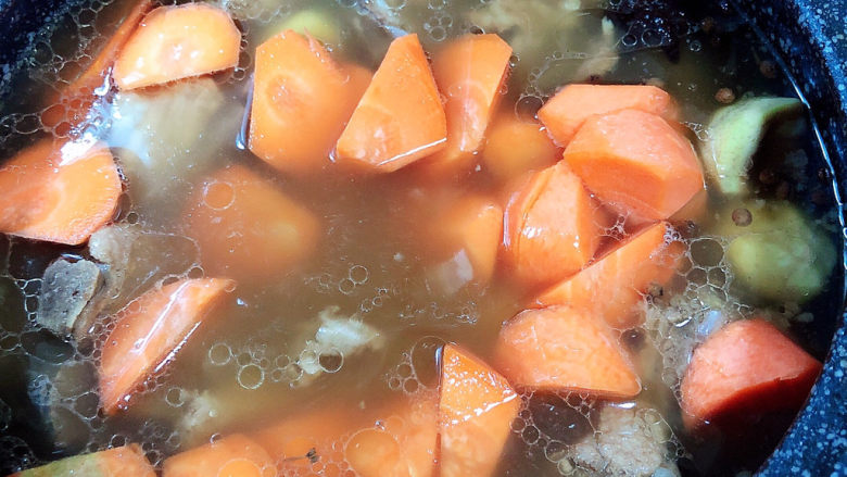 板栗排骨汤,再加入胡萝卜，小火炖煮10分钟。