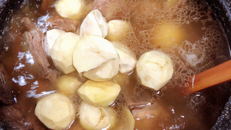 板栗排骨汤,一小时排骨已有八成熟，加入生的板栗，继续炖煮，小火儿炖30分钟。