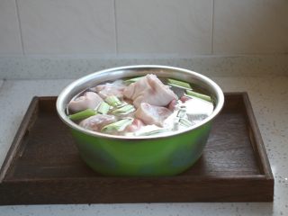 黄豆烧猪手,猪手用凉水浸泡30～60分钟，浸泡时在凉水中加入2勺的黄酒，适量的葱段和姜片。