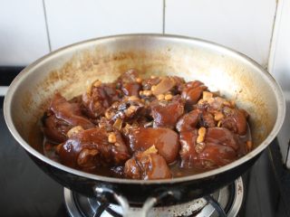 黄豆烧猪手,放入1勺的蚝油，然后开大火，收汁，收至汁红芡亮即可。