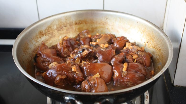 黄豆烧猪手,放入1勺的蚝油，然后开大火，收汁，收至汁红芡亮即可。