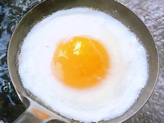 鲍鱼时蔬面,鸡蛋渐渐的变色按照自己的口味选择鸡蛋几分熟