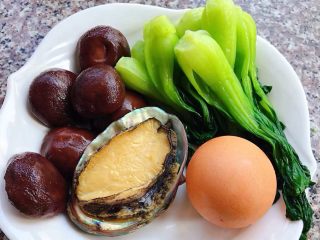鲍鱼时蔬面,准备原材料煮好的鲍鱼、鸡蛋、焯好水的香菇和青菜