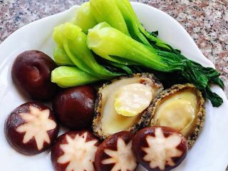 鲍鱼时蔬面,香菇剪出花朵状、去掉鲍鱼壳、青菜取菜心