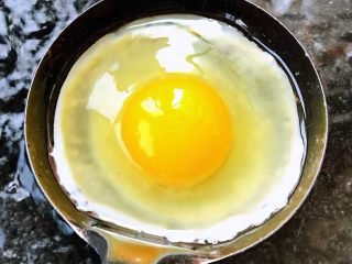 鲍鱼时蔬面,勺子内侧涂一层油打入鸡蛋放在烧开水的锅表面