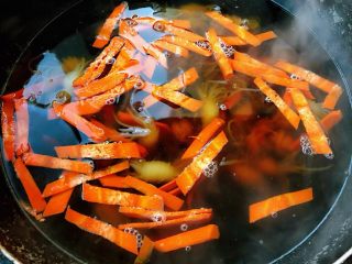 扇贝时蔬面,放入胡萝卜片煮至微微变色