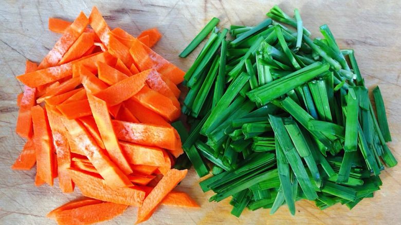 扇贝时蔬面,胡萝卜和韭菜汽车薄片和段状