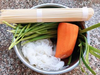 扇贝时蔬面,准备原材料面条、胡萝卜去皮、韭菜摘好洗净、魔芋用开水烫一下过凉备用