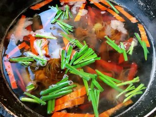 扇贝时蔬面,最后放入韭菜段提鲜撒上盐调味均匀即可