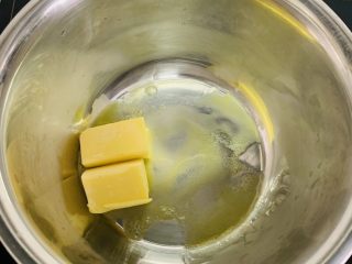 华夫饼,将黄油隔水融化。