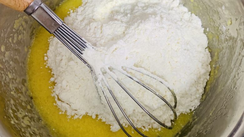 华夫饼,过好筛的粉类加入蛋黄液中。