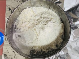 华夫饼,将低筋面粉、玉米淀粉、泡打粉过筛。